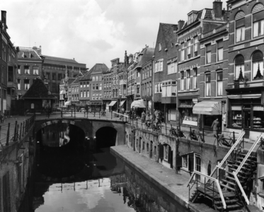 41079 Gezicht op de huizen aan de Vismarkt te Utrecht; in het midden de Kalisbrug over de Oudegracht.